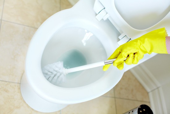 Limpar e desinfetar vasos sanitários